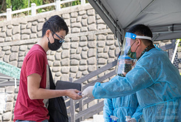 陸軍步兵302旅砲兵營14天教育召集訓練4日展開，召員至各連召集事務所報到。