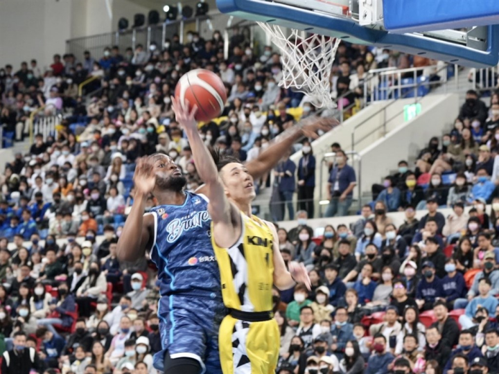 Joseph Lin (in yellow jersey) attempts to get past Brendon Smart's defense on a layup in Saturday's away game in Taipei. CNA photo March 18, 2023