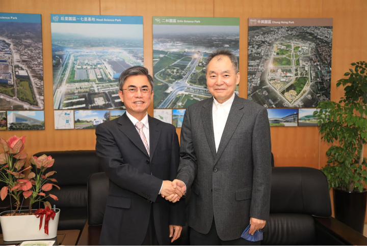 電動巴士製造商成運汽車公司3月起正式進駐中科二林園區，董事長吳定發（右）9日前往拜會中科管理局長許茂新（左），感謝其多方協助。（中科管理局提供）