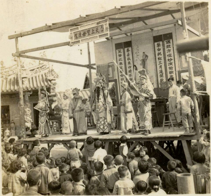 1960年代，梨春園支援大甲鳳霓園，在大甲媽祖進香時演出隨駕戲。（梨春園提供）
