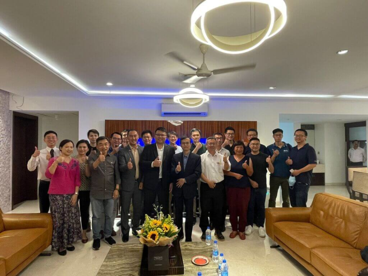 印度清奈台灣商會25日正式成立，中華民國駐清奈辦事處處長陳俊郎（前排右4）到場致賀，並與會長李哲瑜（左5）及商會其他成員合影。（外貿協會駐清奈辦事處提供）