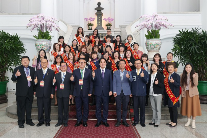 副總統與「第30屆幼鐸獎得獎人及中華幼兒敎育策進會陪同人員」合影