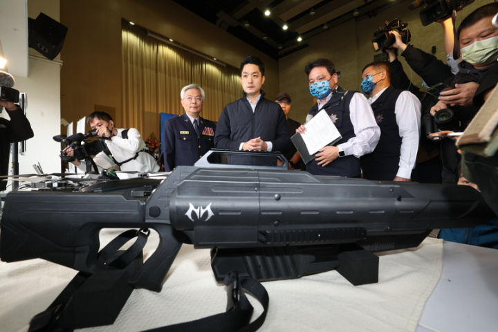 台北市長蔣萬安（左3）9日上午出席台北市警察局「數位科技戰情中心」揭牌儀式，並在台北市警察局長張榮興（左2）等人陪同下，查看無人機干擾槍等設備。