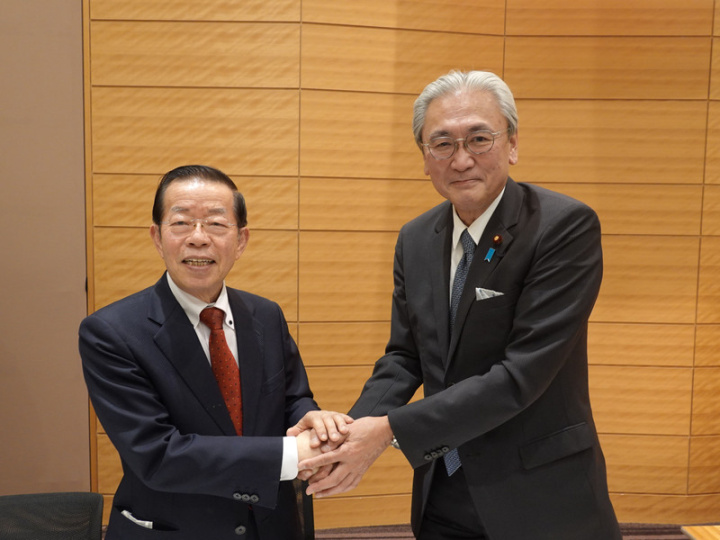 日本國會超黨派聯盟「日華議員懇談會」9日召開大會，會長、眾議員古屋圭司（右）表示，決定由執政黨自民黨政調會長、眾議員萩生田光一就任日華懇幹事長。圖為古屋圭司與謝長廷握手致意。