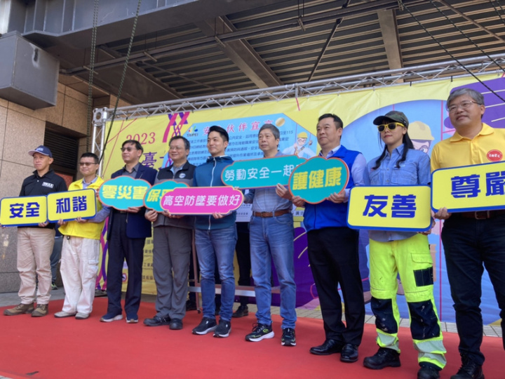 台北市勞檢處10日上午舉行「與繩索作業同業締結安全伙伴」簽署儀式，台北市長蔣萬安（中）、勞動部職安署長鄒子廉（左4）出席見證，盼透過公私協力替這些吊掛繩索的「蜘蛛人」打造更安全的職場環境。