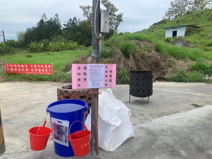 地方政府在墓區入口處設置取水點及紙錢集中袋