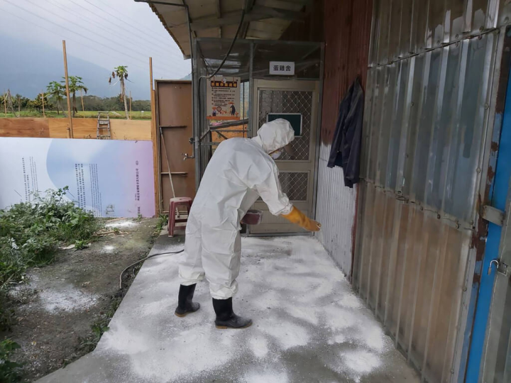 為預防禽流感，花蓮縣政府配合中央防疫，分送消毒環境用生石灰及防護設備給縣內蛋雞場，已採購約200包共4000公斤生石灰，先從蛋雞場派員逐戶發放，並提供1件式防護衣、N95口罩、護目鏡、手套、雨鞋及場域內使用的消毒水等防護設備，現場示範正確使用方式及噴灑區域。（花蓮縣政府提供）