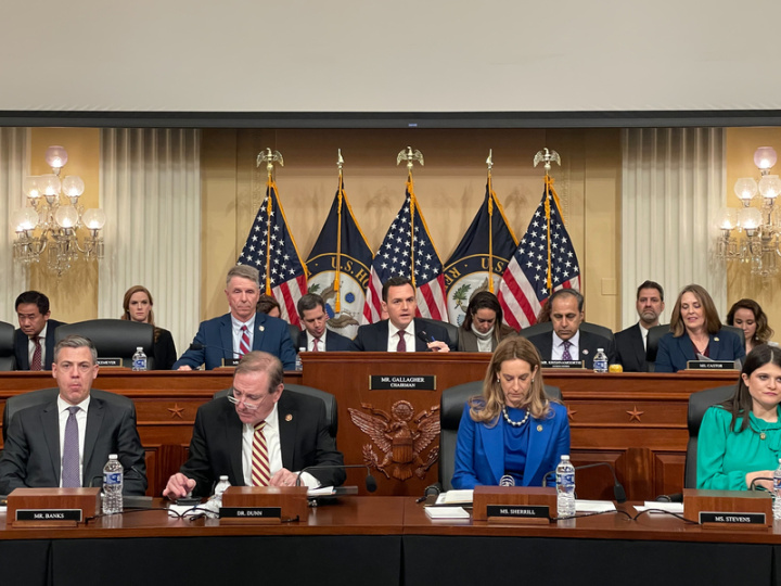 美國眾議院「中國問題特別委員會」成立以來首場聽證會2月28日晚間登場，主席蓋拉格（第2排右3）開場致詞表示，美國未來10年的政策，將為未來100年奠基，美國對中國一廂情願的時代已經結束。