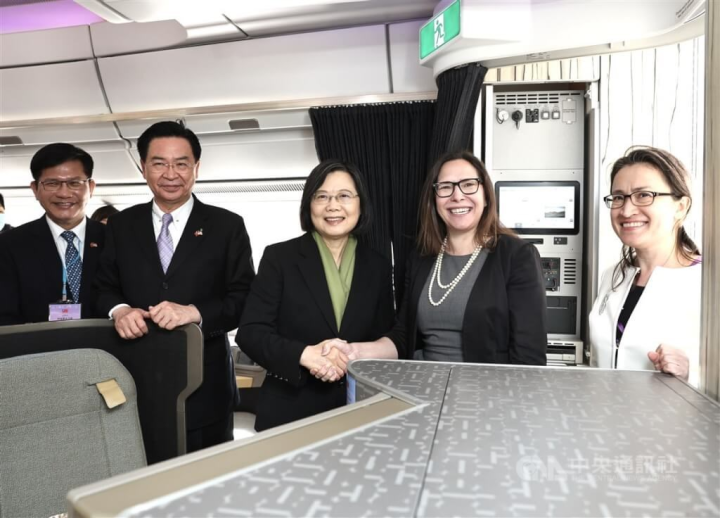 President Tsai Ing-wen (center) poses for a photo with American Institute in Taiwan (AIT) Chairperson Laura Rosenberger (second right), Taiwan's top envoy to the United States Hsiao Bi-khim (right), and Foreign Minister Joseph Wu (second left). CNA photo March 30, 2023