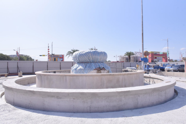 花蓮市石來運轉噴泉廣場前身是花蓮車站，市公所2022年底辦理「舊站街景風華再現」工程，將石球打磨、基座清洗修補，並修繕整體噴泉設施，預計2023年4月底完工。（花蓮市公所提供）