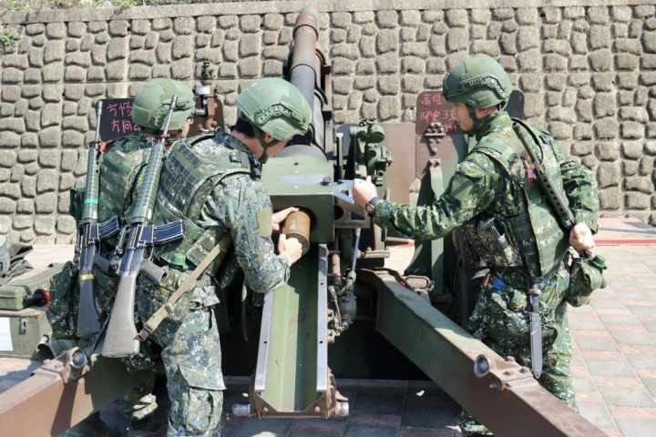 陸軍步兵302旅砲兵營14天教育召集訓練7日實施「連以下戰鬥教練暨聯合操作」。（陸軍第十軍團提供）