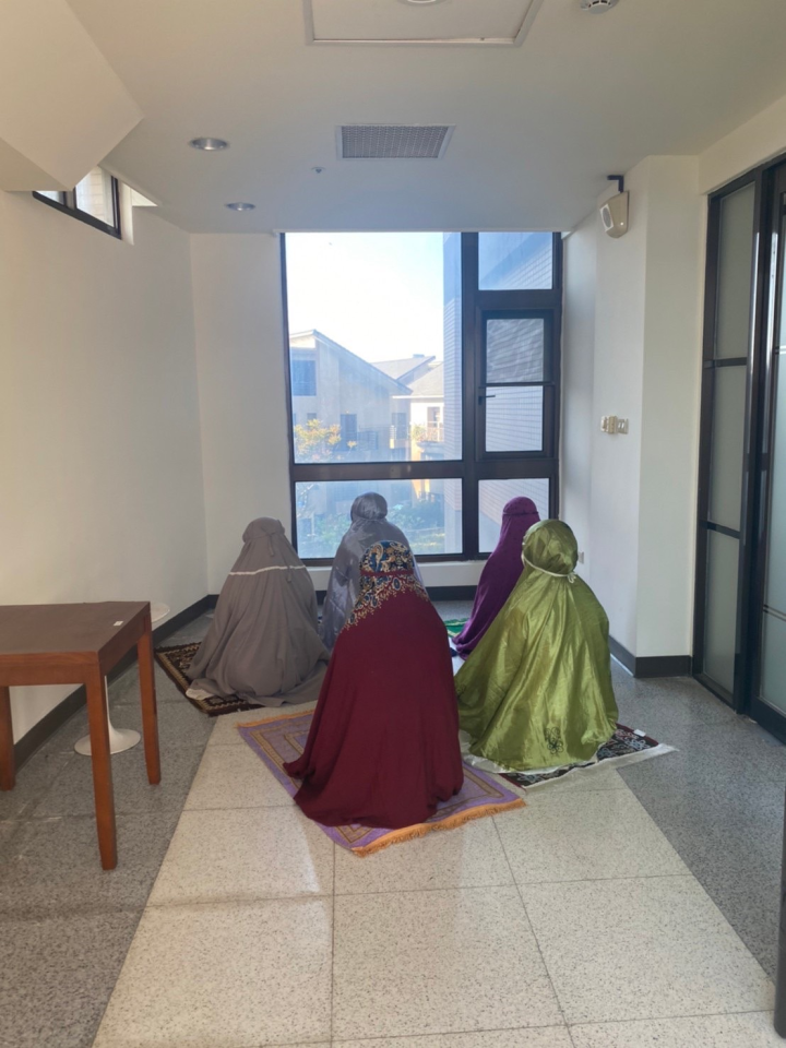 一站式中心穆斯林移工學員在祈禱室禱告