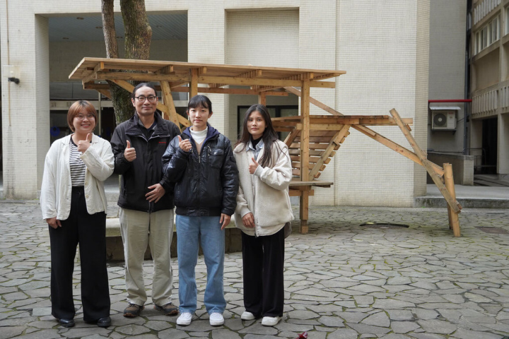 台科大建築系教授邱韻祥（左2）透過「校園環境改造實務」課程，引導師生動手做出大型地景家具藝術，活化校內烏龜池周遭環境，也希望能吸引更多師生停留和使用。（台科大提供）