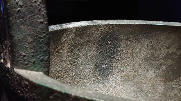 故宮南院1日指出，人氣國寶展目前至12日展出「嬰祖丁鼎」，文物內壁有銘文「嬰祖丁」3字，具歷史價值，228連假期間吸引超過2萬人造訪參觀。