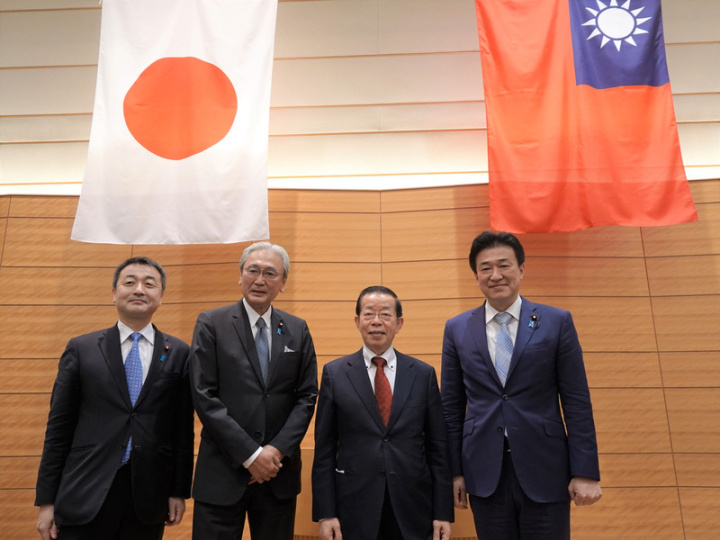 日本國會超黨派聯盟「日華議員懇談會」9日召開大會，會長古屋圭司（左2）表示，計畫今夏在台北舉行第3屆台美日戰略對話，是首度採實體會議方式。