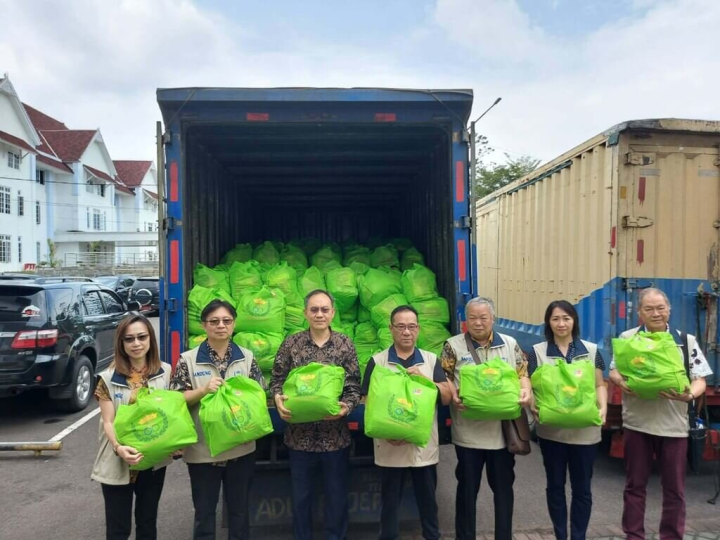 三輪慈善基金會統籌的物資包每份價值約25萬印尼盾（約新台幣500元），共計2000包將贈給災民，15日首批援贈1000個物資包並舉行捐贈儀式。（駐印尼代表處提供）