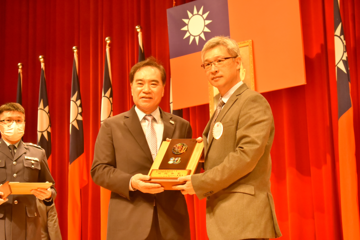 吳容輝頒贈奬牌給受奬單位瑞昱半導體林盈熙副總