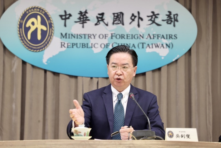 外交部長吳釗燮26日上午召開記者會，宣布即日起終止和宏都拉斯共和國的外交關係。