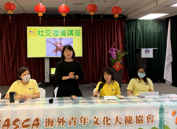 主任蕭蓓如(右三)推介僑委會2023年英語服務營活動，鼓勵青年文化大使踴躍參加。