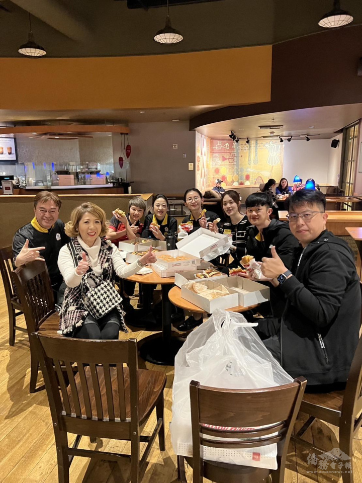 簡孟甄(左2)特別送上點心慰勞球員