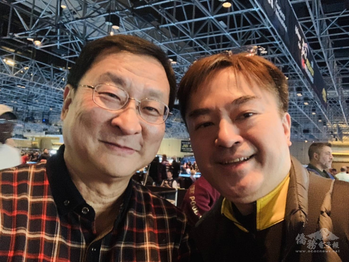 王建平(左)與教練林申勇合影紀念