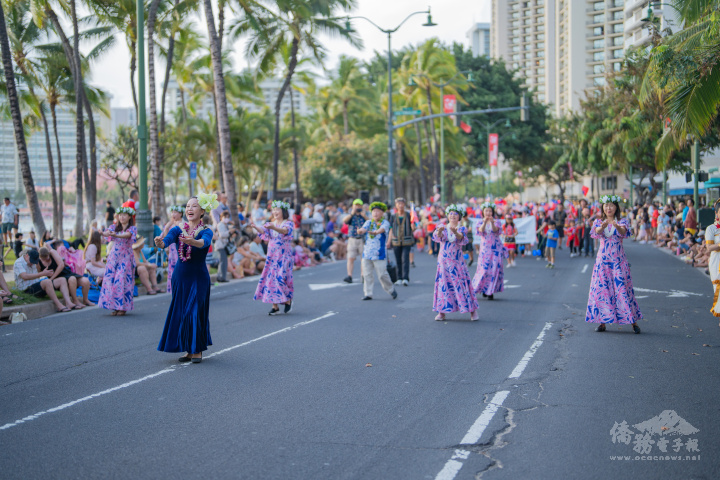 受夏威夷協會邀請的臺灣表演團體：由HULA舞大師薛玉淮老師（著絲絨藍衣者）領隊的Mele Hula舞團。（林原民提供）