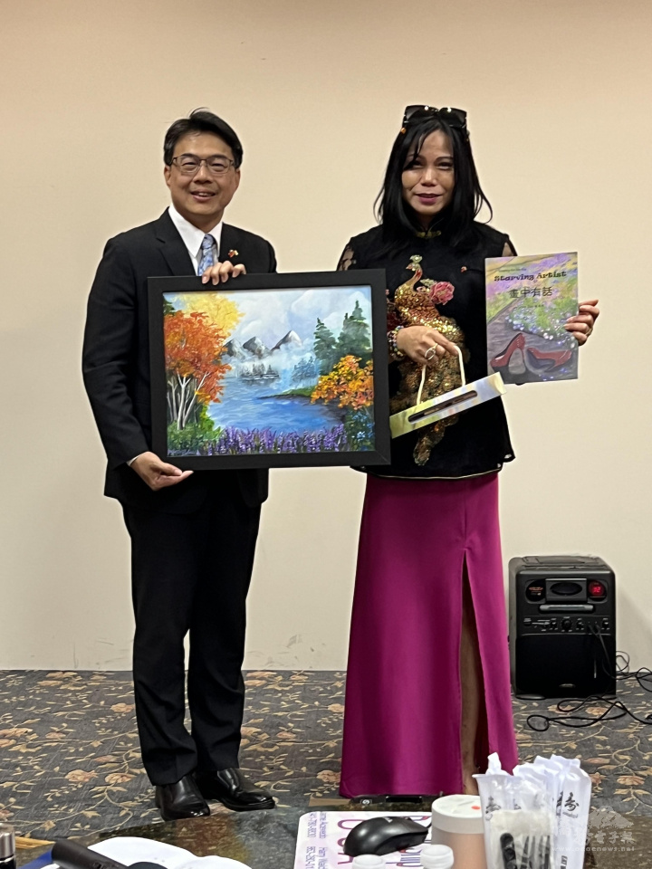 Artist Grace Liu presented Director Charles Chou with artwork and paintbrush as gifts.