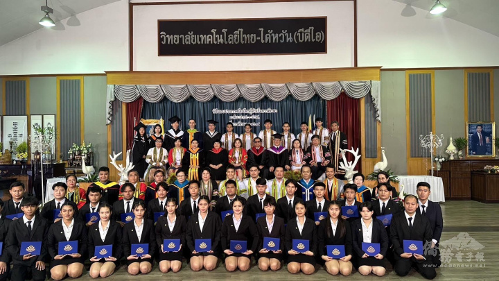 泰國-臺灣(BDI)科技學院張玲琴董事長、學校教師與模具科所有畢業生合影留念。