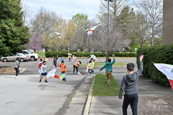 學生們練習清明節民俗放風箏活動