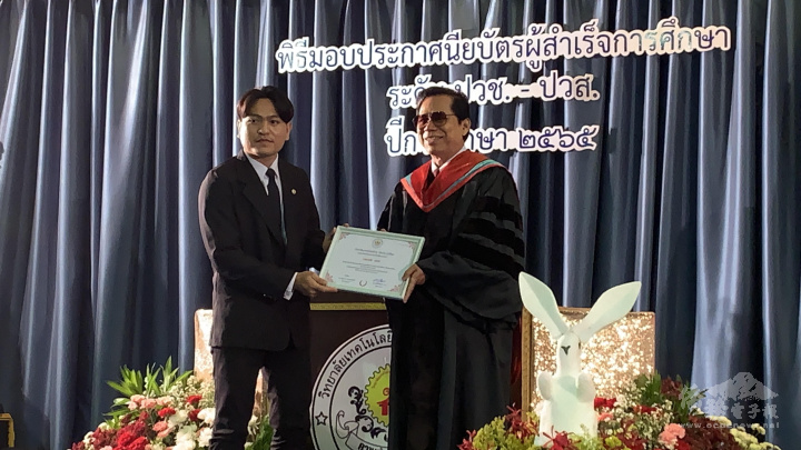 泰國-臺灣(BDI)科技學院校長Jakraphat Watha博士頒發績優學生獎狀。