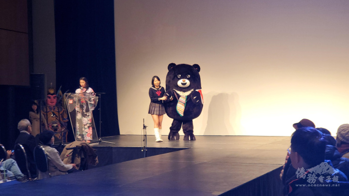 國際青年親善大使梁一念偕同臺灣黑熊出現在多倫多日本文化中心臺日美食對抗賽現場，為臺灣加油助陣。