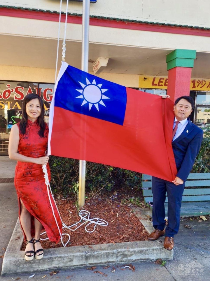 Former president of TCCGO Paul Hsiao and his wife former president of CAACF Joanna  Kiang raising the ROC flag before the ceremony