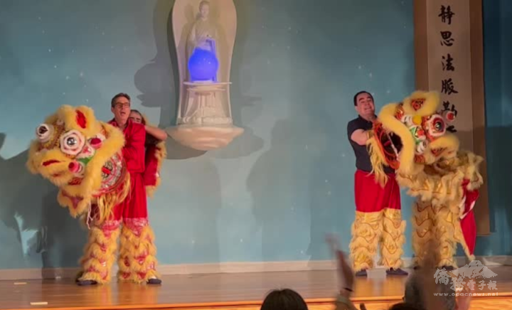波士頓慈濟人文學校臺灣華語文學習中心揭牌儀式，由成人班的外國學生表演舞獅