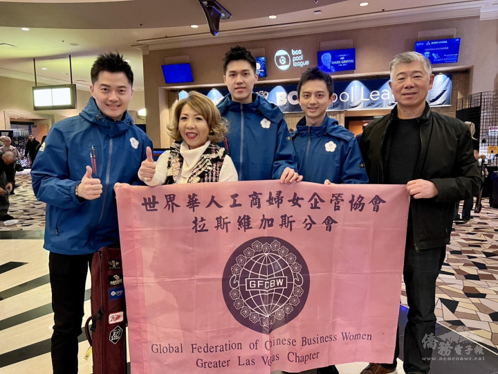 簡孟甄(左2)前往會場為球員加油