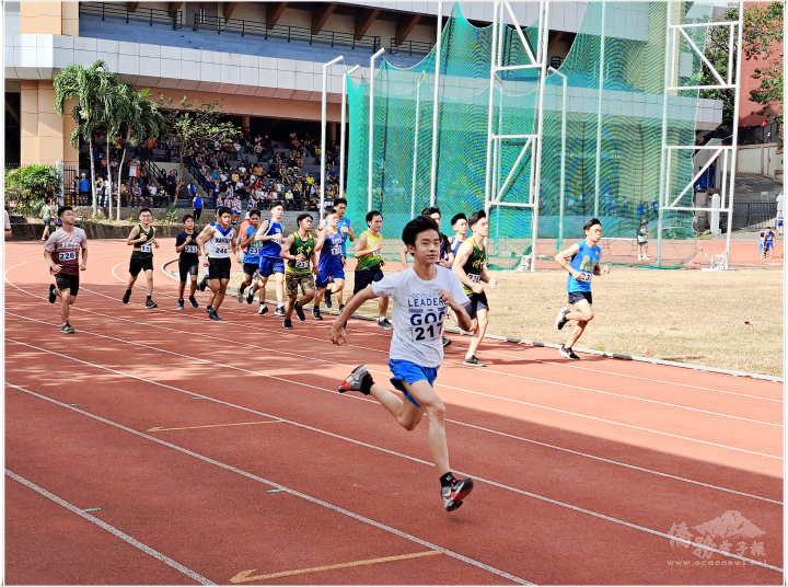 青年選手同場較勁，奮力向前