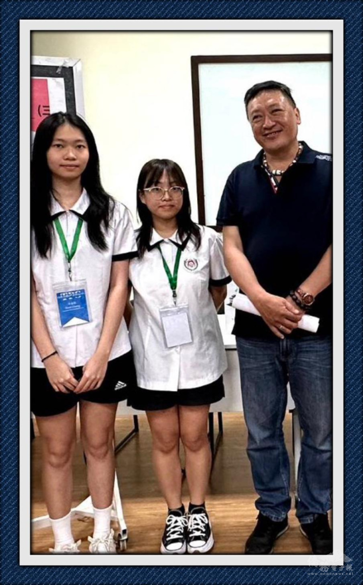 胡志明市臺灣學校文化大使使節團王于綺、張盈甄跟越南臺商總會會刊總編輯劉曲子(右)合影