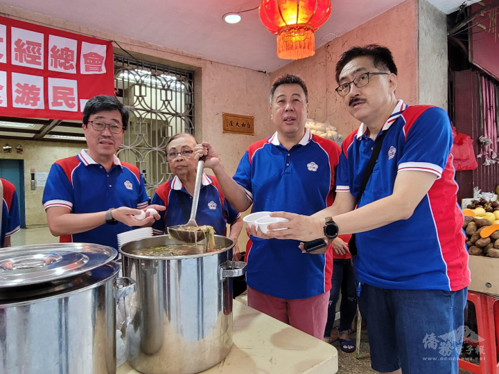 吳治平（右1）、吳明智（右2）、陳立人（左1）及陳惠娥 （左2）用勺子將熱騰騰的米粉湯裝進免洗碗內