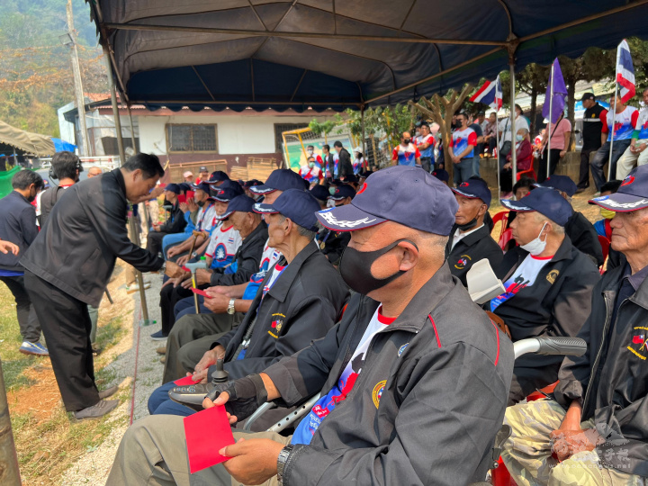 泰北國軍老兵聯誼會會長李泰增慰問老兵發紅包情景