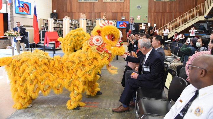 熱鬧祝賀的舞獅表演