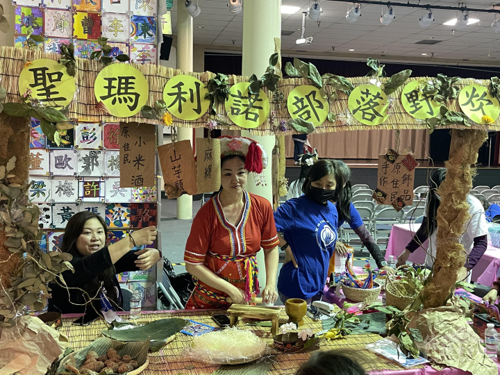 現場攤位介紹臺灣原住民文化與美食