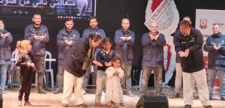慈濟志工在臺上為市長及災民表演"一家人"的手語歌