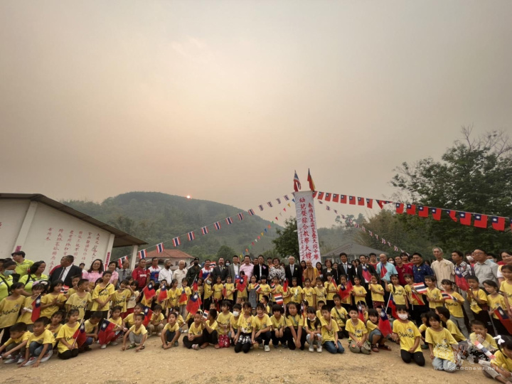 賓主師生共同觀禮見證奠基動土後合影