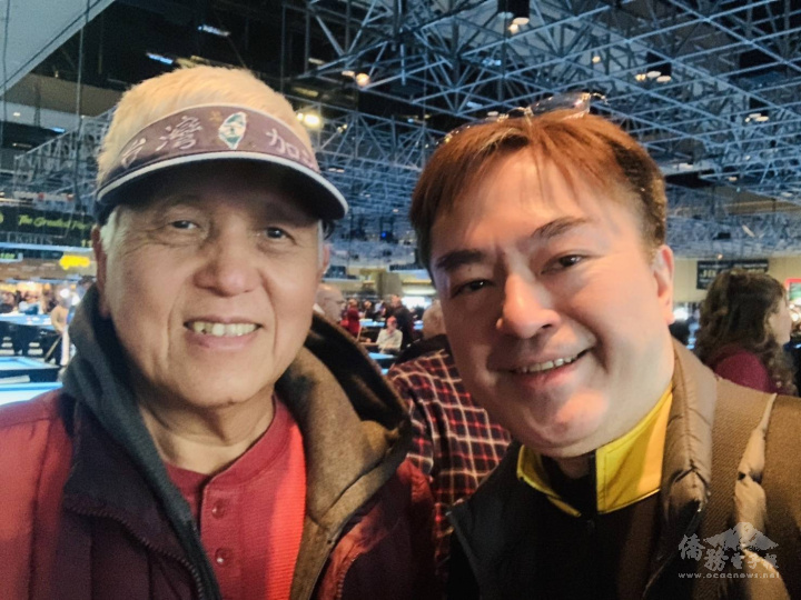 張朝邦(左)全程陪同球隊，與教練林申勇合影