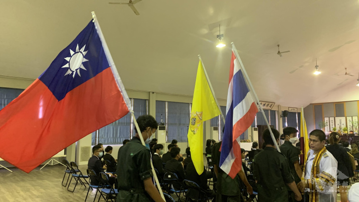 泰國-臺灣(BDI)科技學院舉辦專科暨高職部畢業典禮，由泰國及中華民國國旗引領學校高管及教師進場。