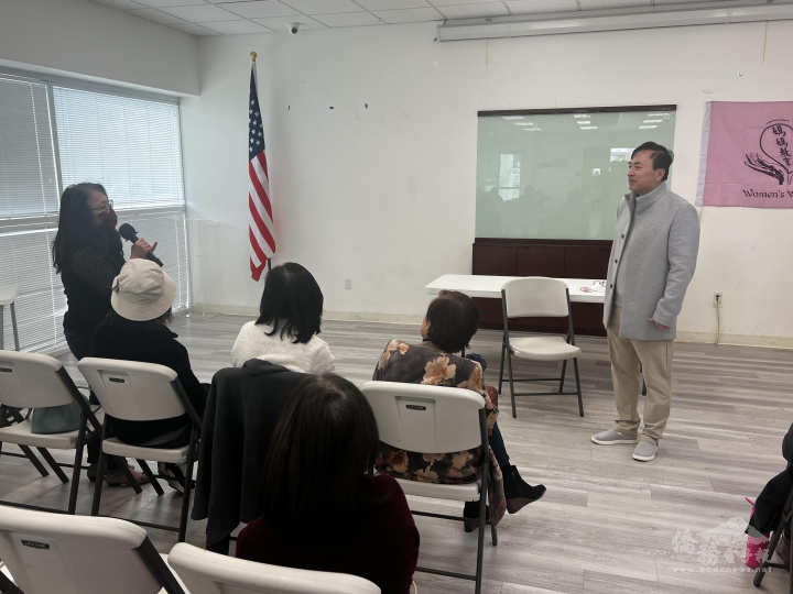 胡立明(右)熱心回答僑胞的提問