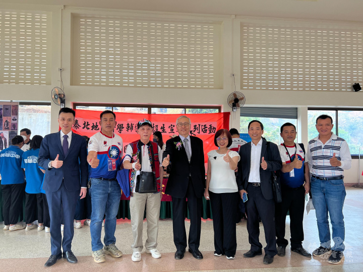 張良民一行與泰北文教僑領合影