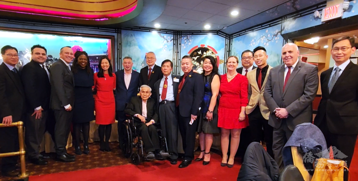 波士頓市長吳弭（Michelle Wu）(後左五)和駐波士頓辦事處處長孫儉元（右一），以及州市政要和波士頓僑領陳毓禮（中）合影