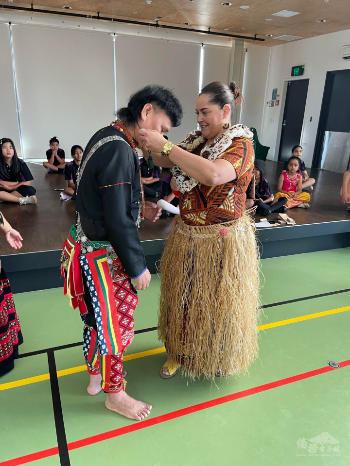Te Uho o Te Nikau Primary School校長Melissa Bland親自為桑布伊佩戴經毛利長老祈福過的傳統飾品