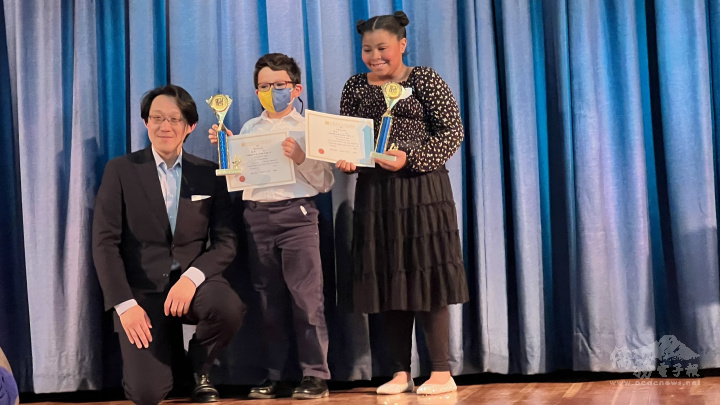 李僑韋(左)頒獎給雙人組低年級第一名英華國際學校龍海、紫妍