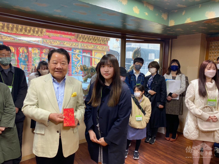 日本國際青年親善大使王林采予（右）敬奉香火錢，媽祖廟董事長詹德薰（左）代表接受